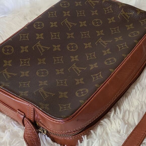 💯 Authentic Louis Vuitton Handbag 🍀 - Picture 15 of 17